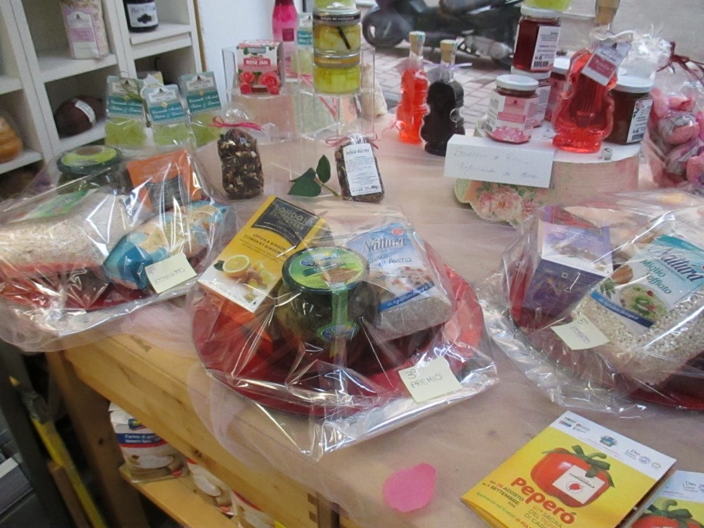 Si confezionano cestini natalizi