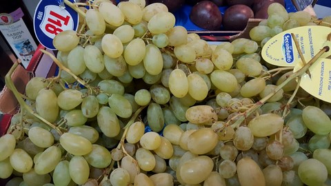 Uva di stagione con il melograno frutta