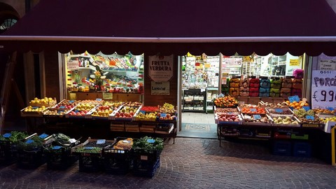 il nostro punto vendita di frutta e verdura